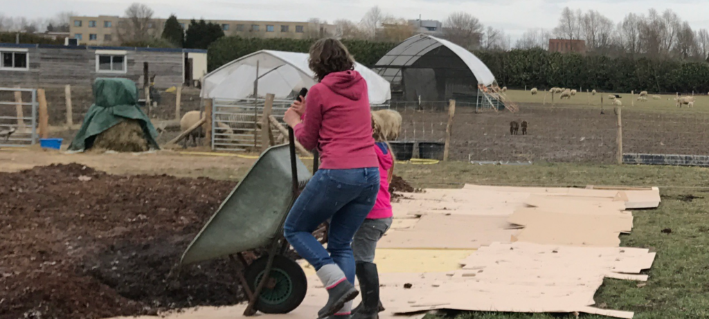 compost op kantoor storten met kruiwagen