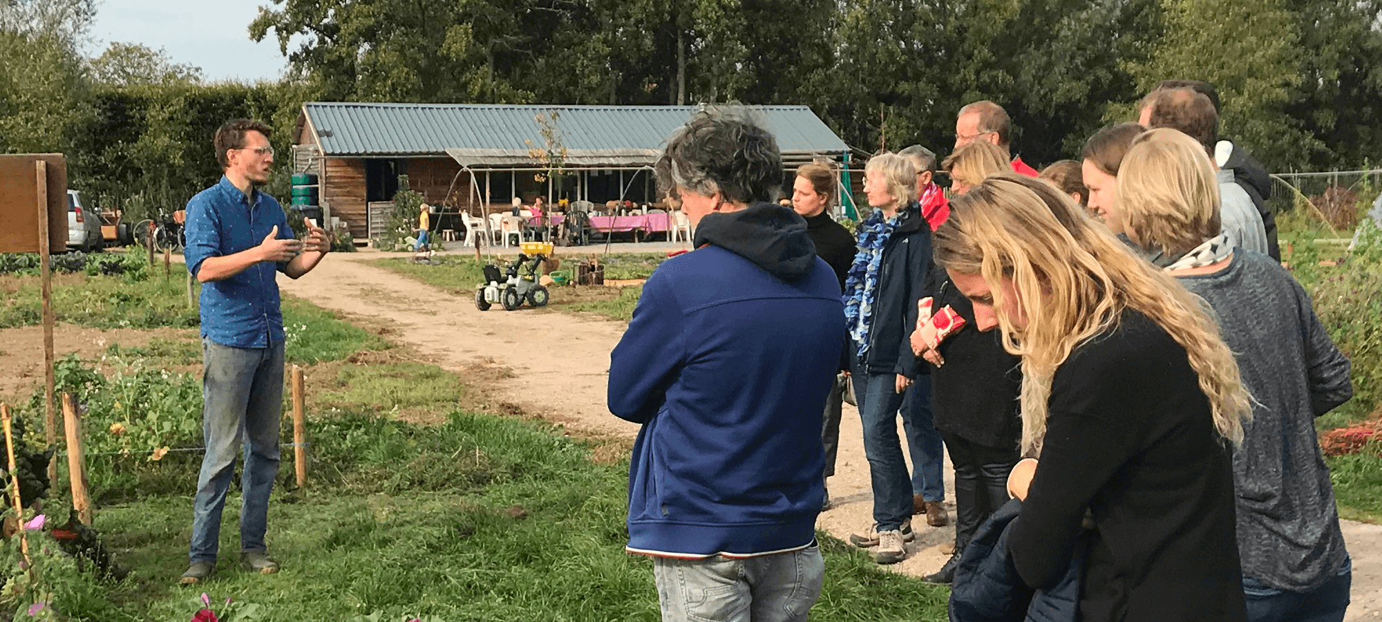 groep mensen op de tuin luisterend naar Adam